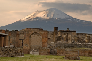 Năm 79 trước công nguyên thảm hoạ núi lửa và động đất đã phá huỷ hoàn toàn hai thành phố La mã. Tên hai thành phố ấy là gì? 8